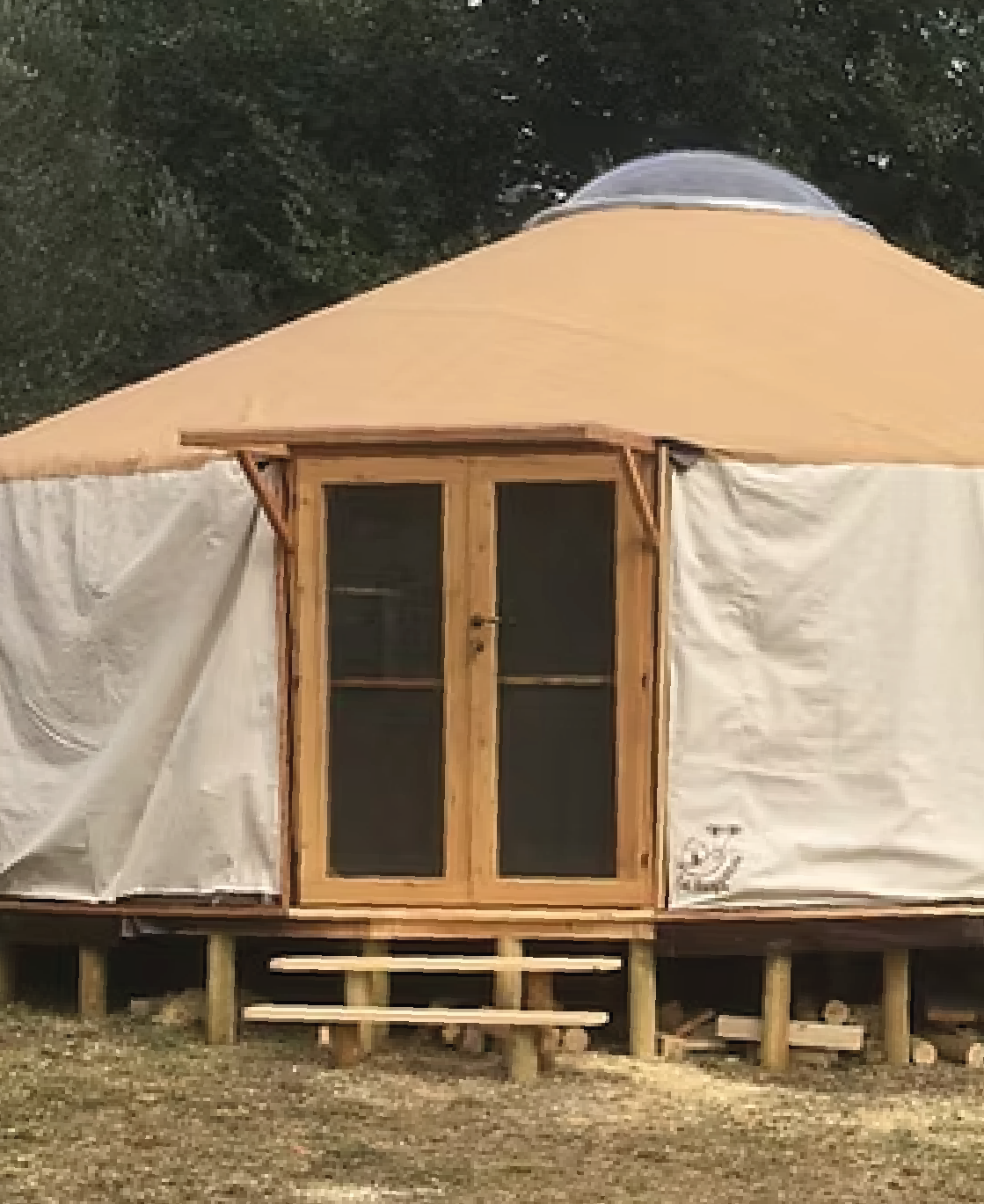 Yurta in legno con doppia porta vetrata e struttura rialzata